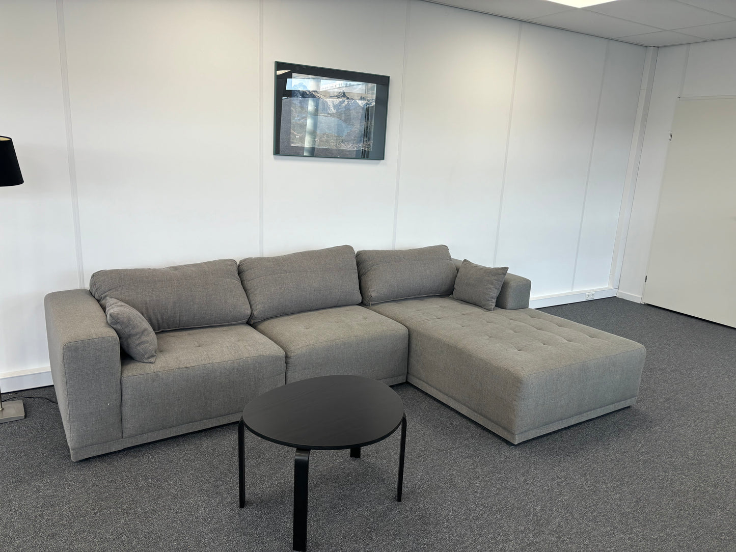 "Ruime Grijs L-vormige Bank met Chaise Longue - Modern Comfort"