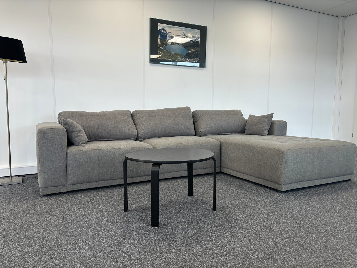 "Ruime Grijs L-vormige Bank met Chaise Longue - Modern Comfort"