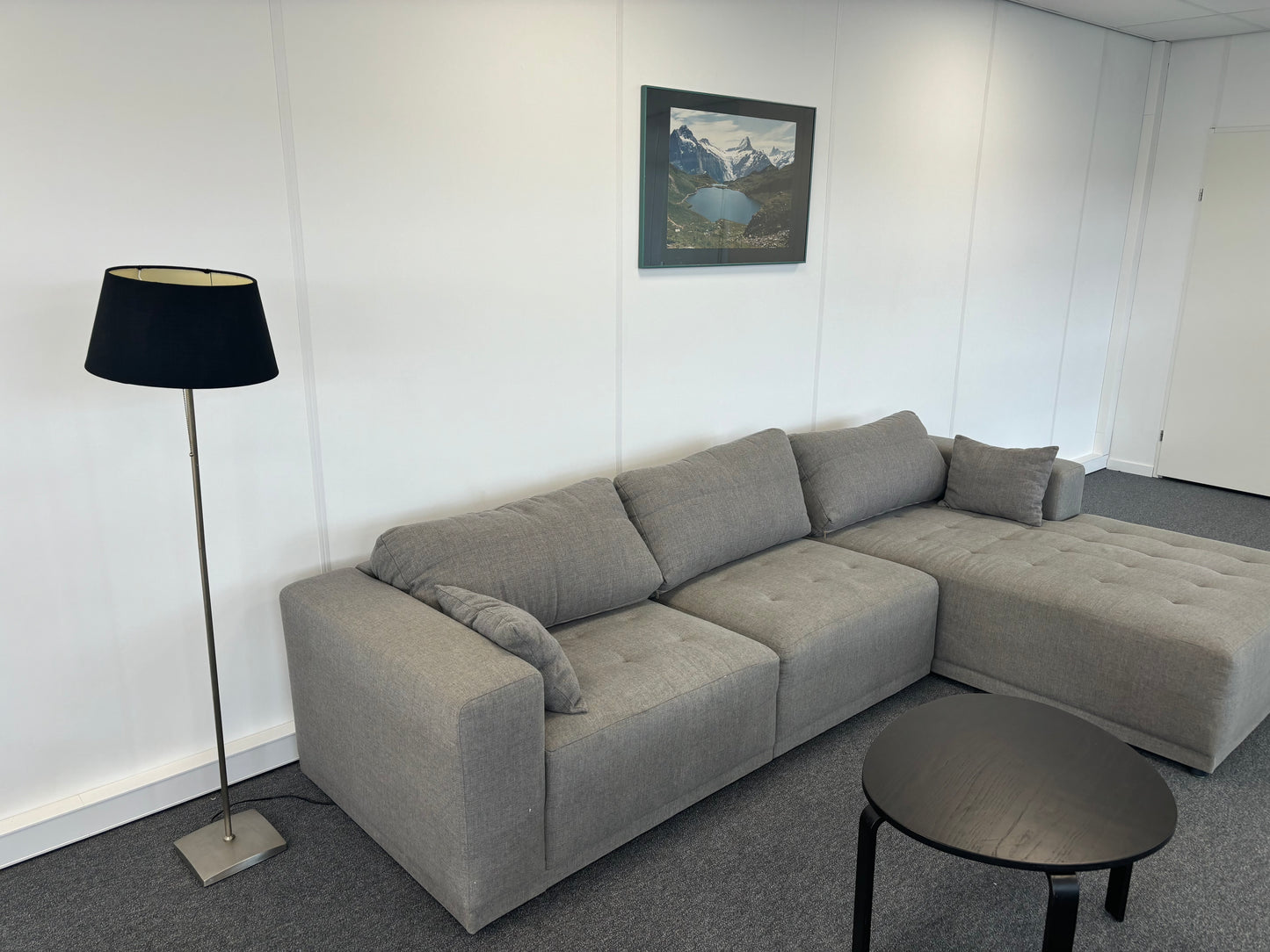 "Ruime Grijs L-vormige Bank met Chaise Longue - Modern Comfort"