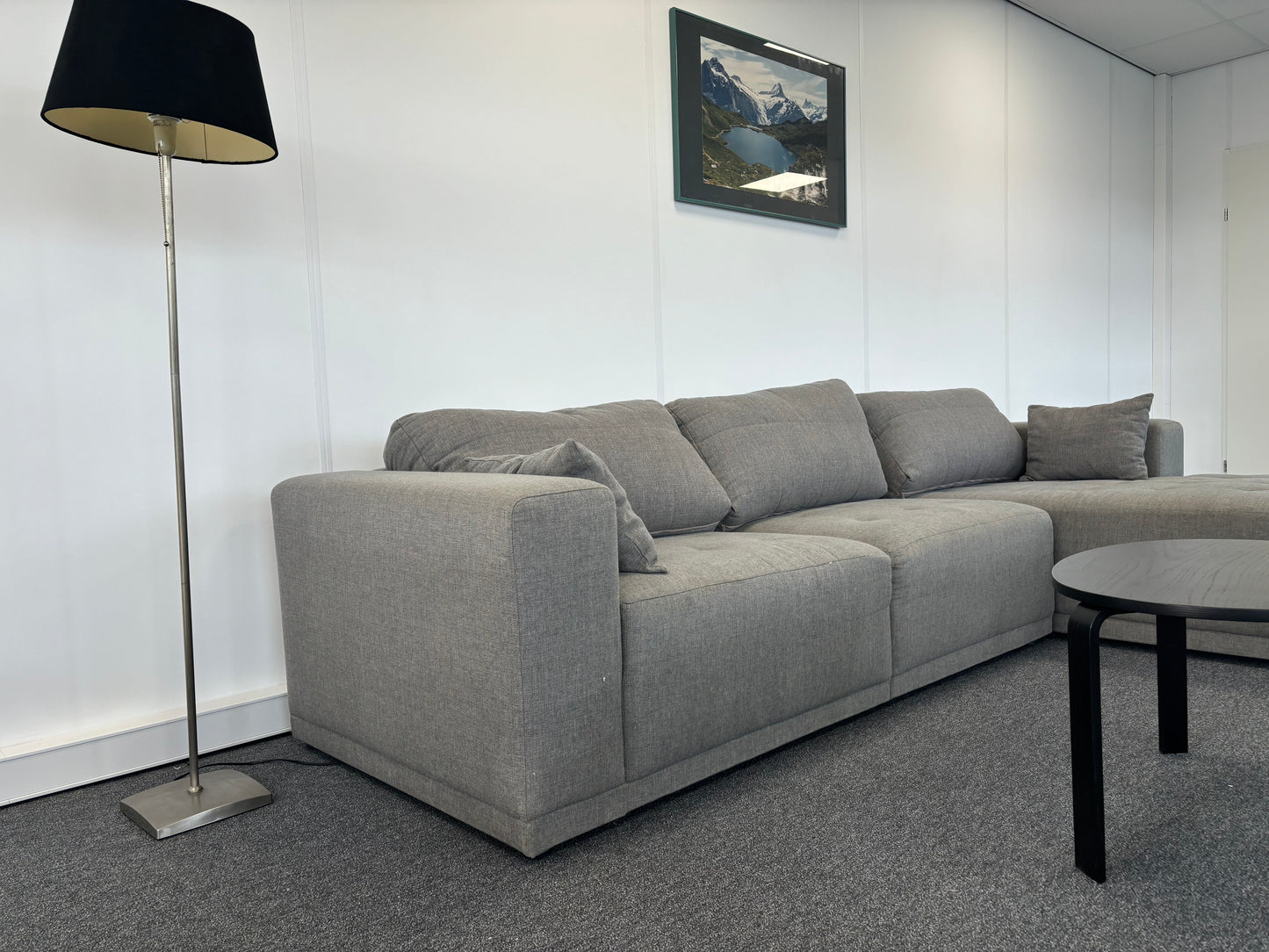 "Ruime Grijs L-vormige Bank met Chaise Longue - Modern Comfort"