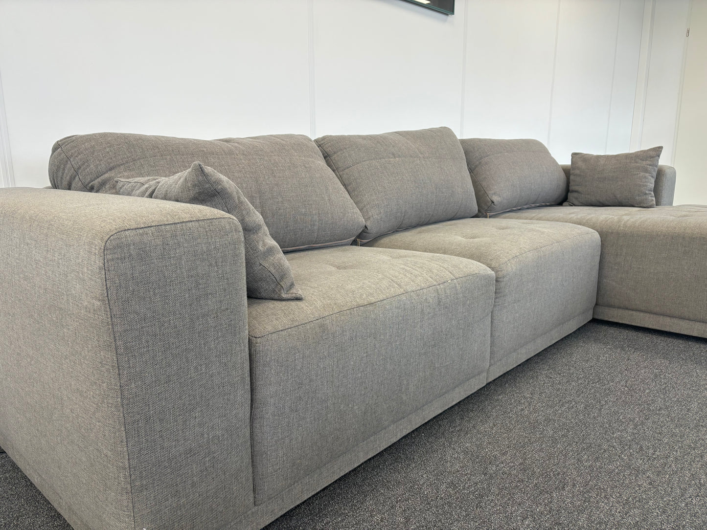"Ruime Grijs L-vormige Bank met Chaise Longue - Modern Comfort"