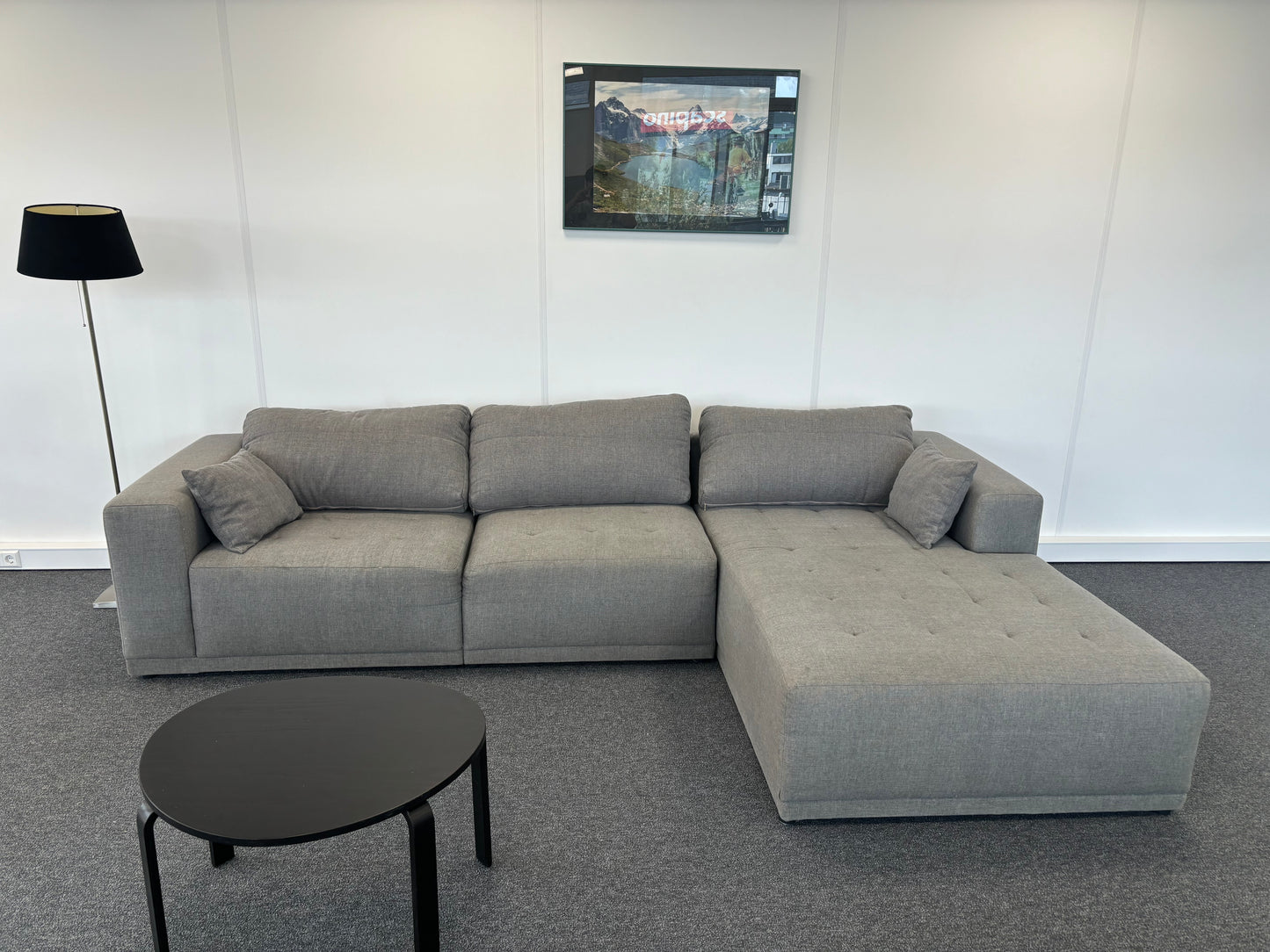 "Ruime Grijs L-vormige Bank met Chaise Longue - Modern Comfort"