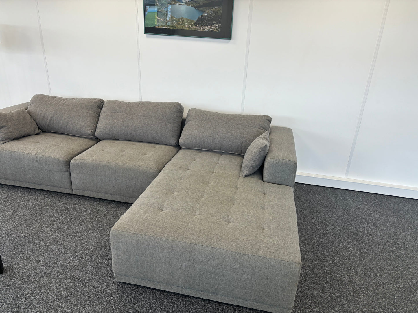 "Ruime Grijs L-vormige Bank met Chaise Longue - Modern Comfort"