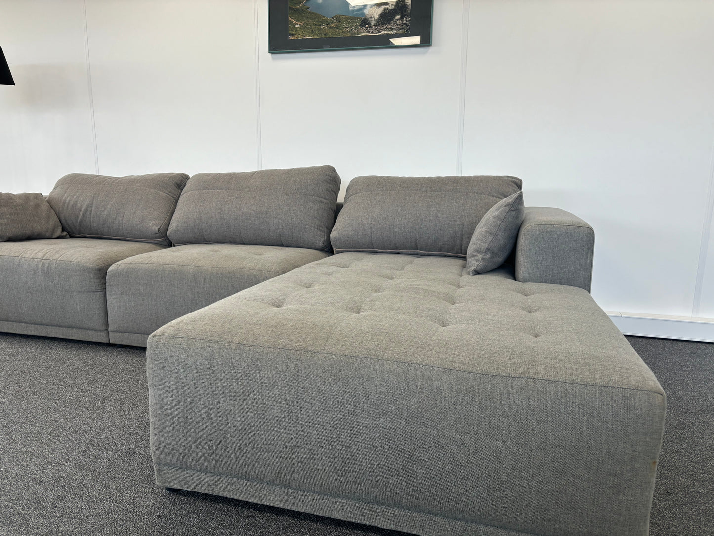 "Ruime Grijs L-vormige Bank met Chaise Longue - Modern Comfort"