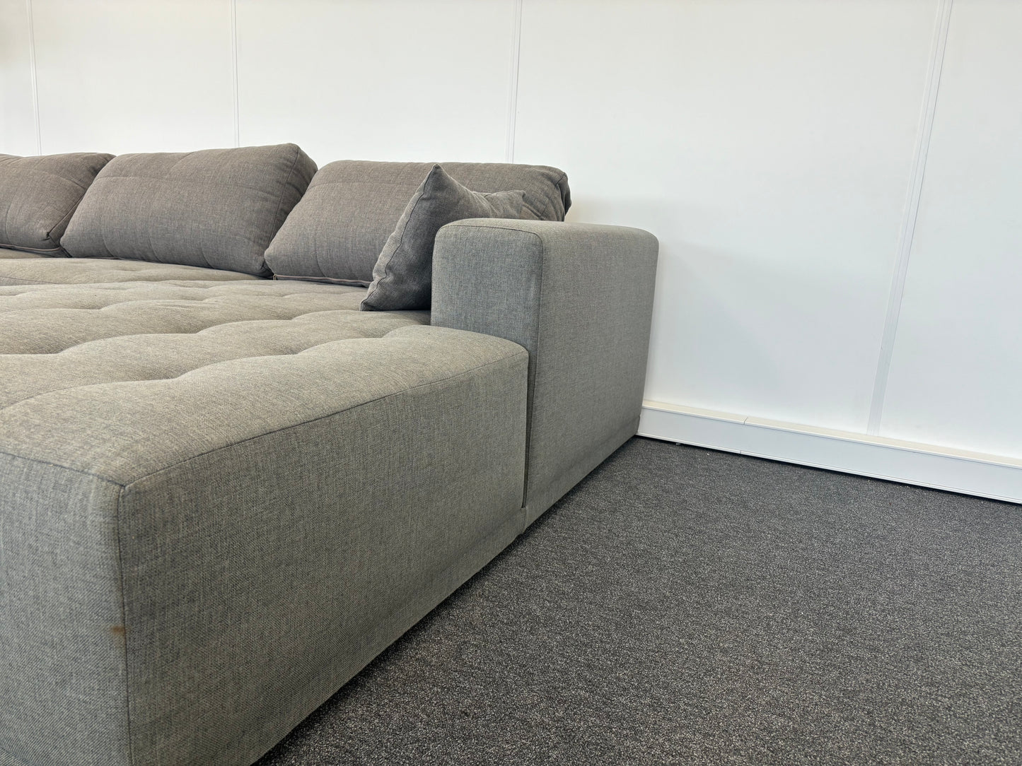 "Ruime Grijs L-vormige Bank met Chaise Longue - Modern Comfort"
