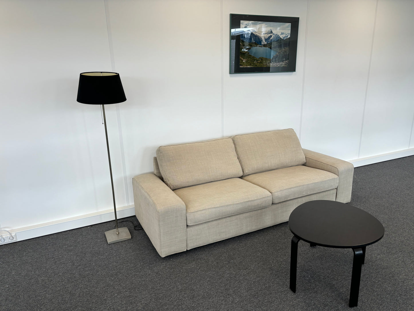 "Moderne Beige 2-Zits Slaapbank met Strakke Lijnen – Compact en Stijlvol"