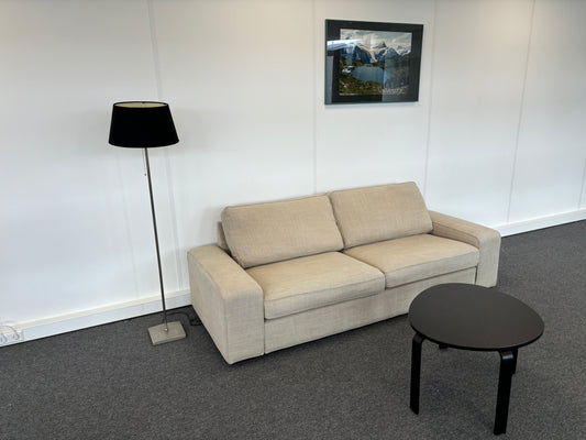 "Moderne Beige 2-Zits Slaapbank met Strakke Lijnen – Compact en Stijlvol"