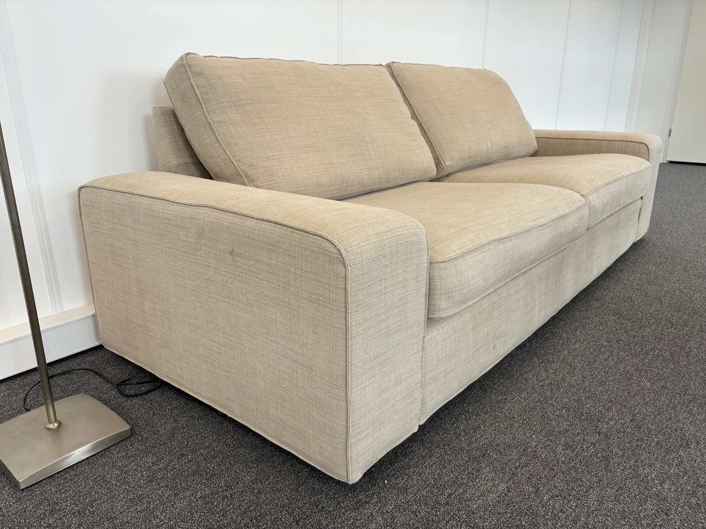 "Moderne Beige 2-Zits Slaapbank met Strakke Lijnen – Compact en Stijlvol"