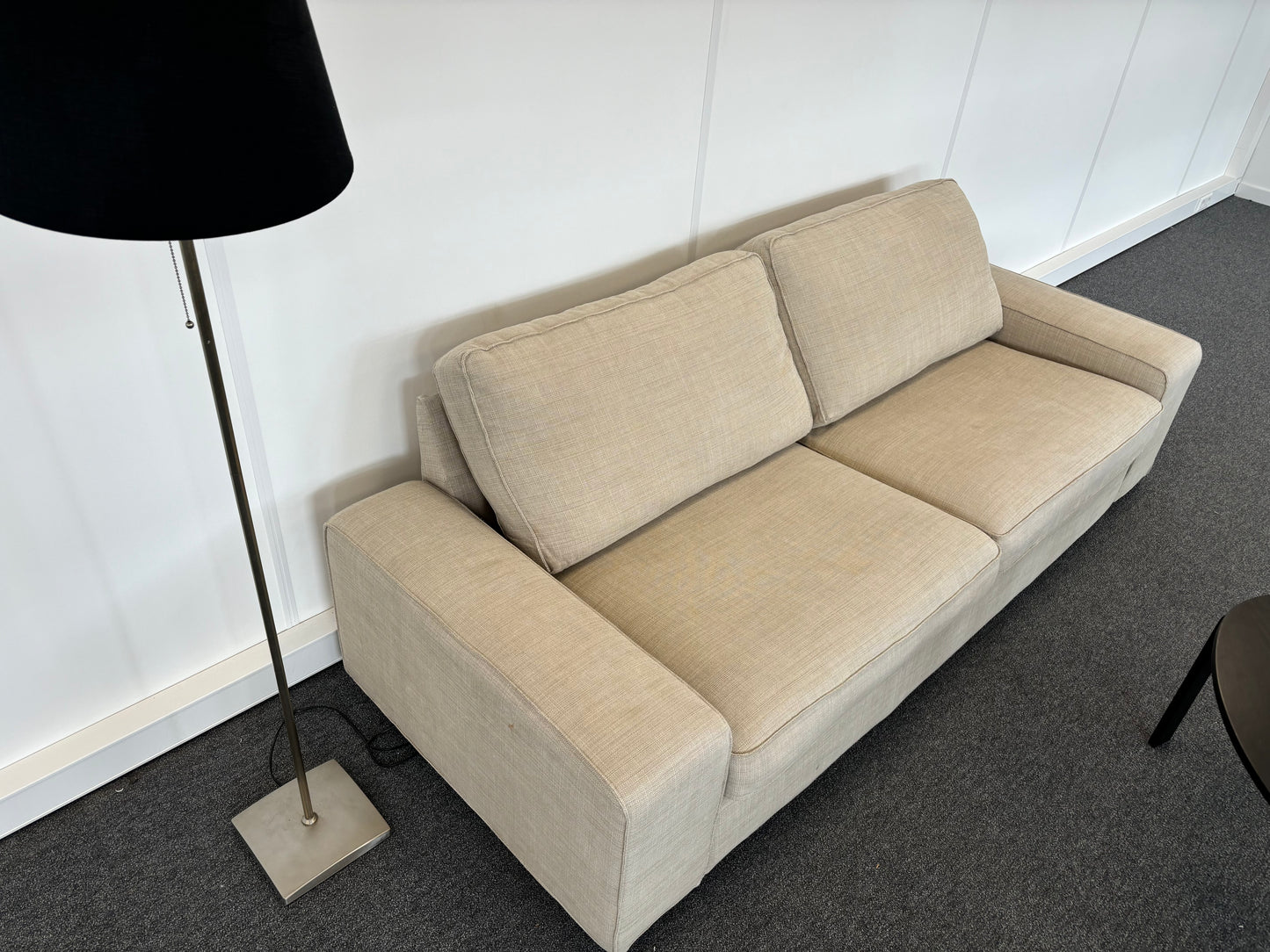 "Moderne Beige 2-Zits Slaapbank met Strakke Lijnen – Compact en Stijlvol"