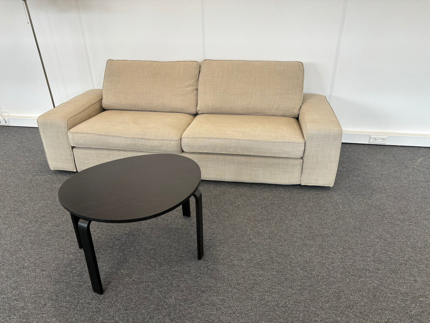 "Moderne Beige 2-Zits Slaapbank met Strakke Lijnen – Compact en Stijlvol"