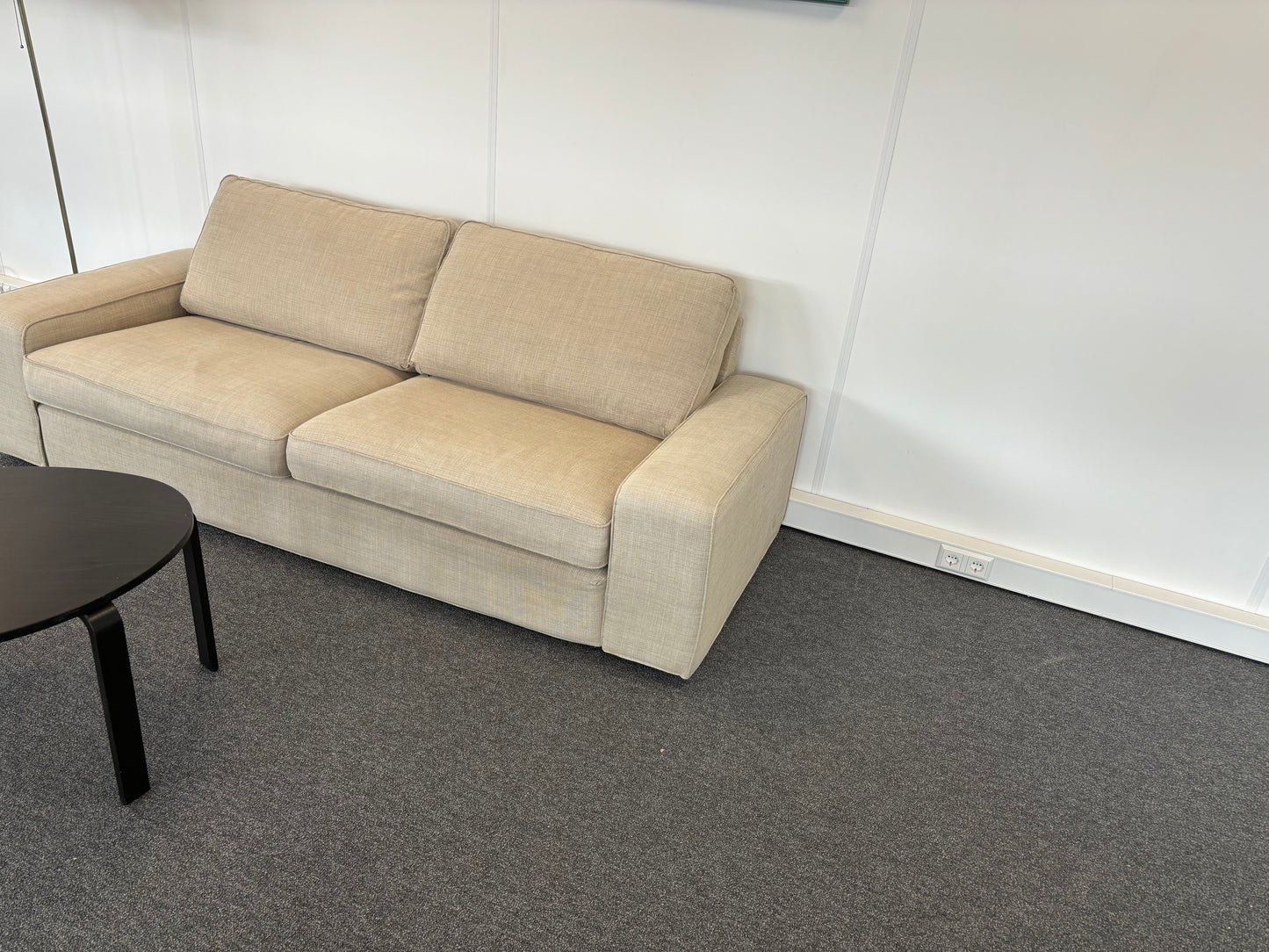 "Moderne Beige 2-Zits Slaapbank met Strakke Lijnen – Compact en Stijlvol"